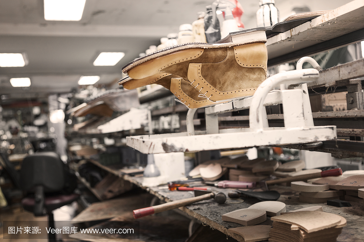 在車間里做新靴子